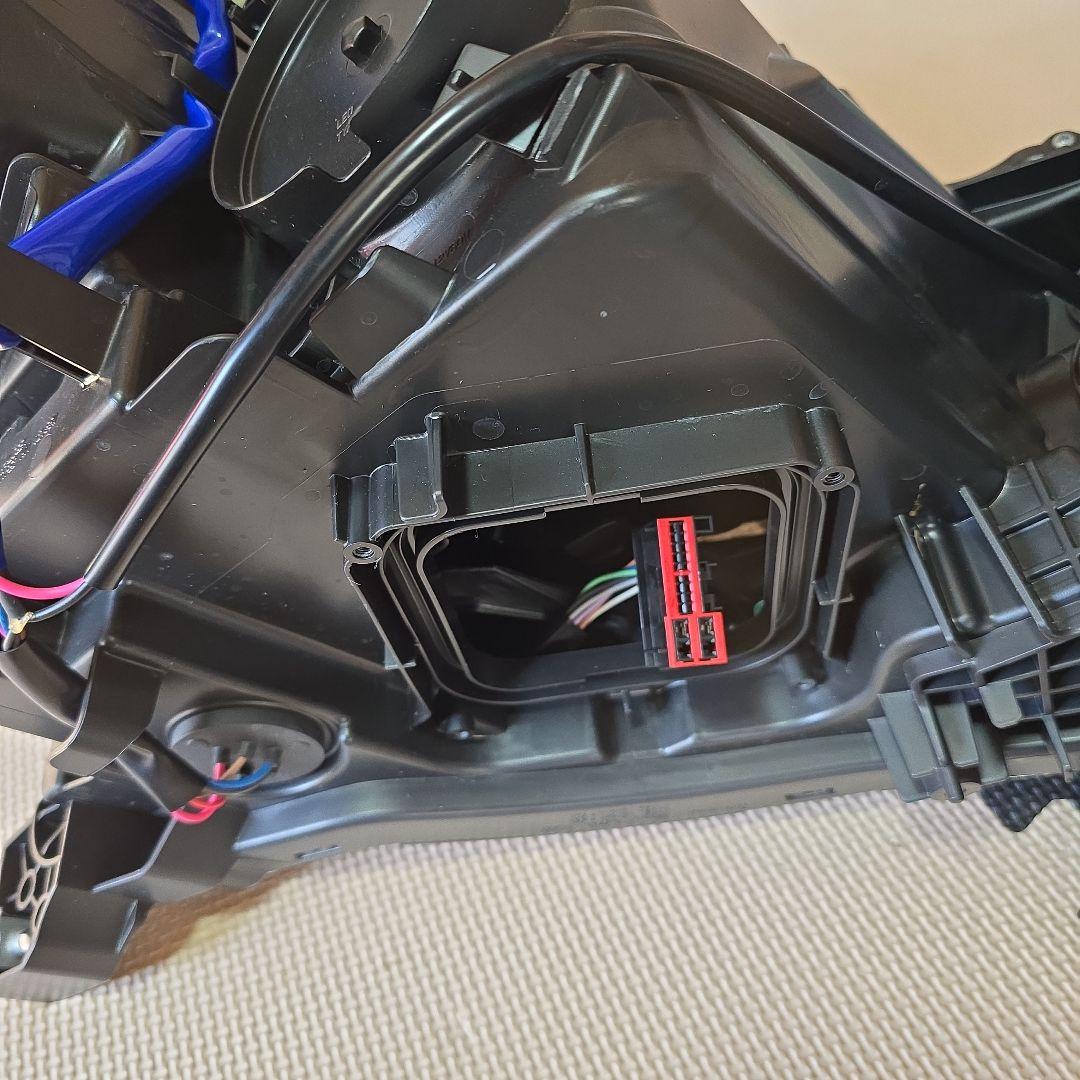 マ*ー様 日産リーフZE1後期インナーブラック ヘッドライト 美品(左側)バラス