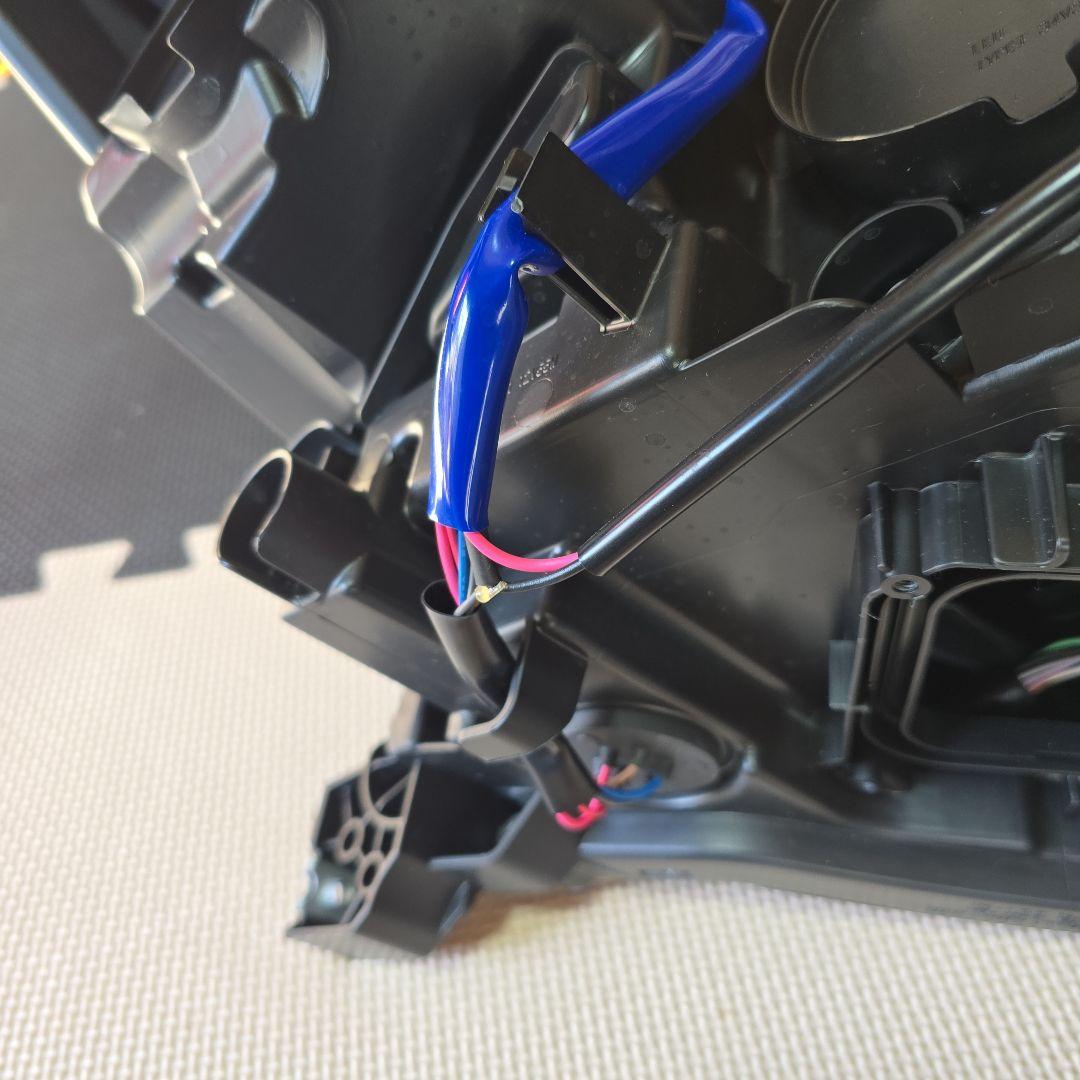 マ*ー様 日産リーフZE1後期インナーブラック ヘッドライト 美品(左側)バラス