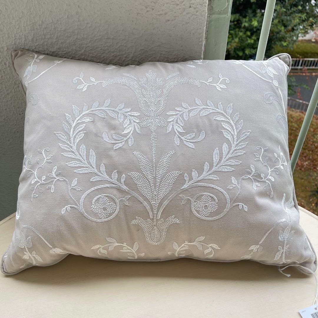 イギリス直輸入　旧ローラアシュレイ フェザークッション　新品　ジョゼッテ刺繍