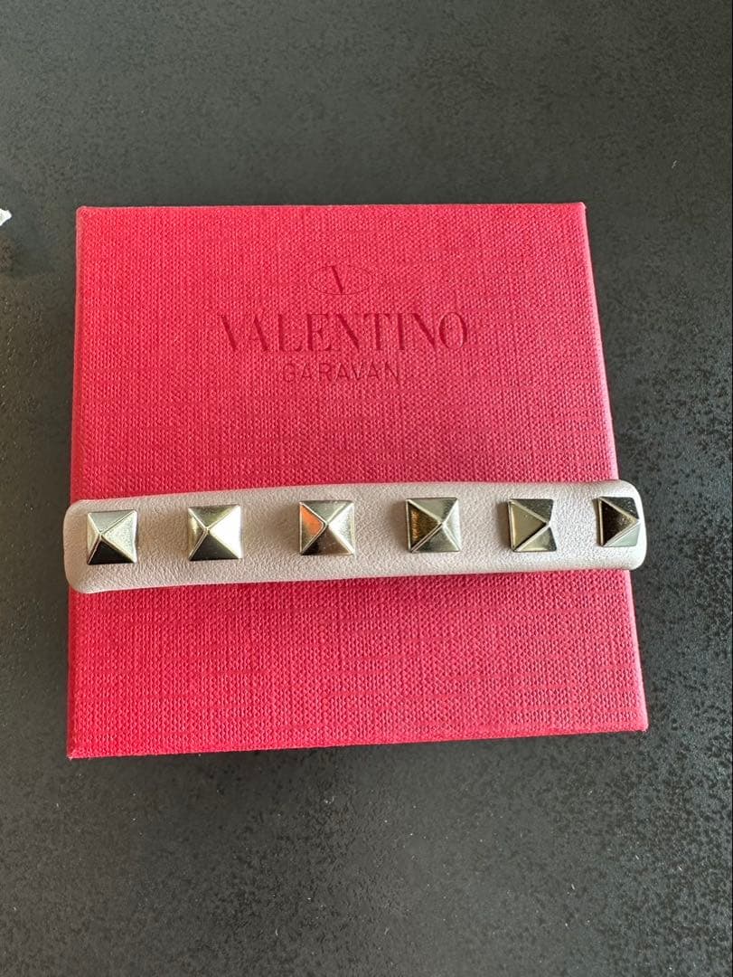 VALENTINO スタッズ付きヘアピン ピンクベージュ　バレッタ