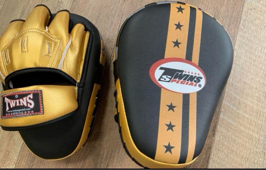 TWINS ペアパンチミット　金　ゴールド 　黒 新品値下げ不可