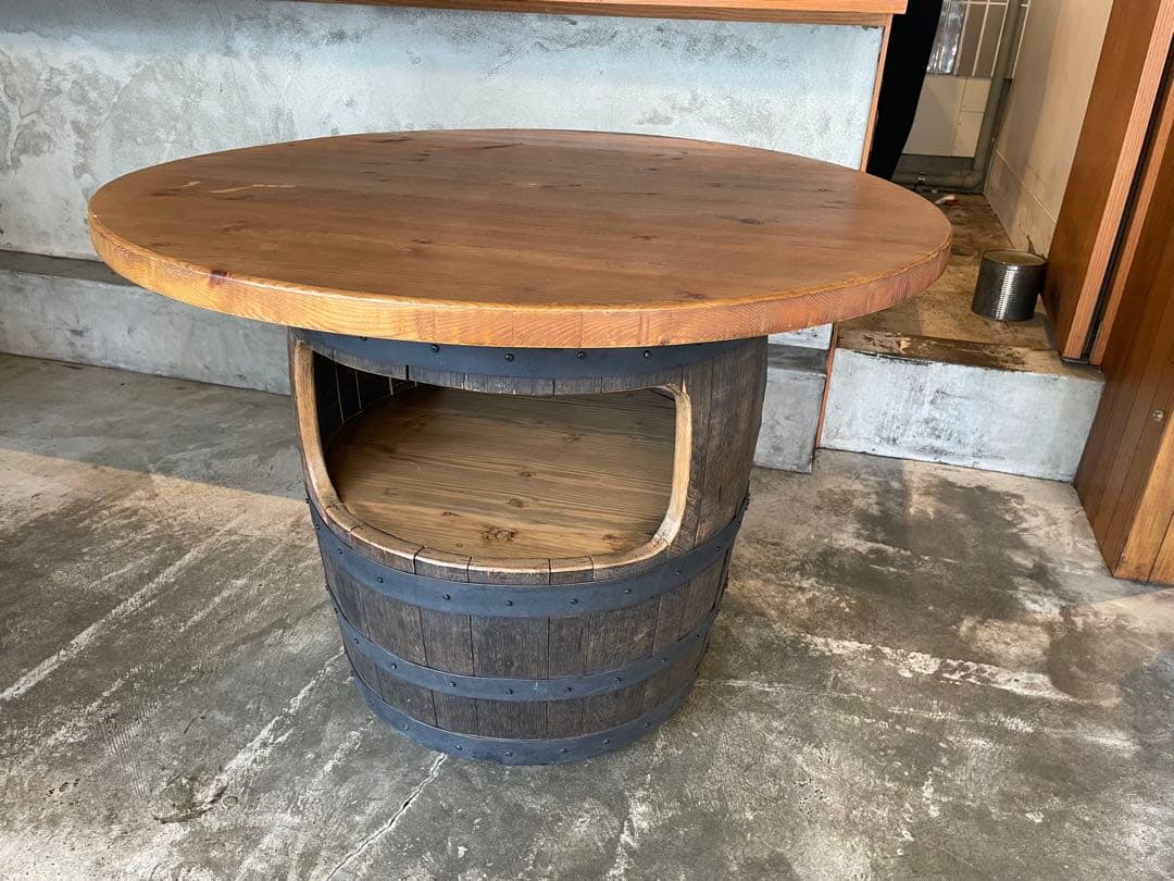 樽ラック付きダイニングテーブル