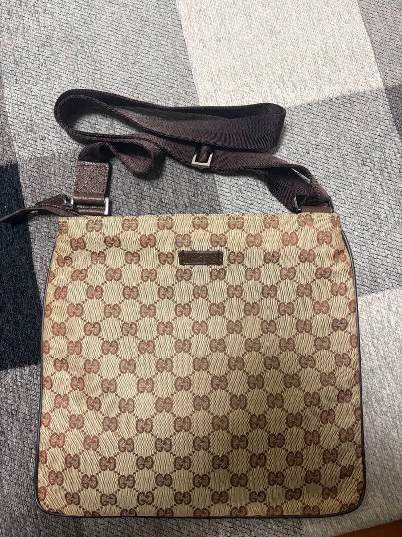 GUCCI（グッチ）GGキャンバスのショルダーバッグ（フラットタイプ）