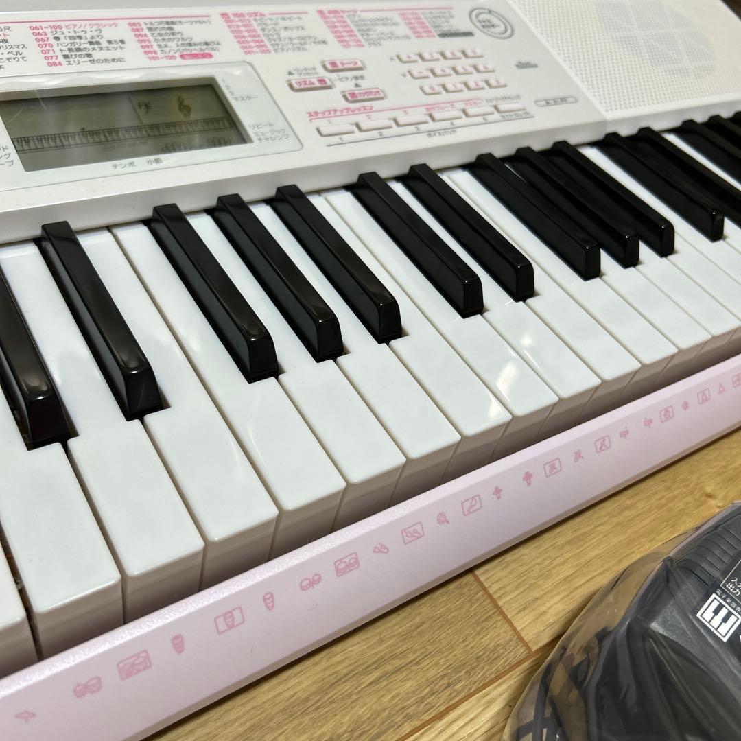 CASIO LK-111 ホワイト 電子キーボード　光ナビゲーション　直接引渡可