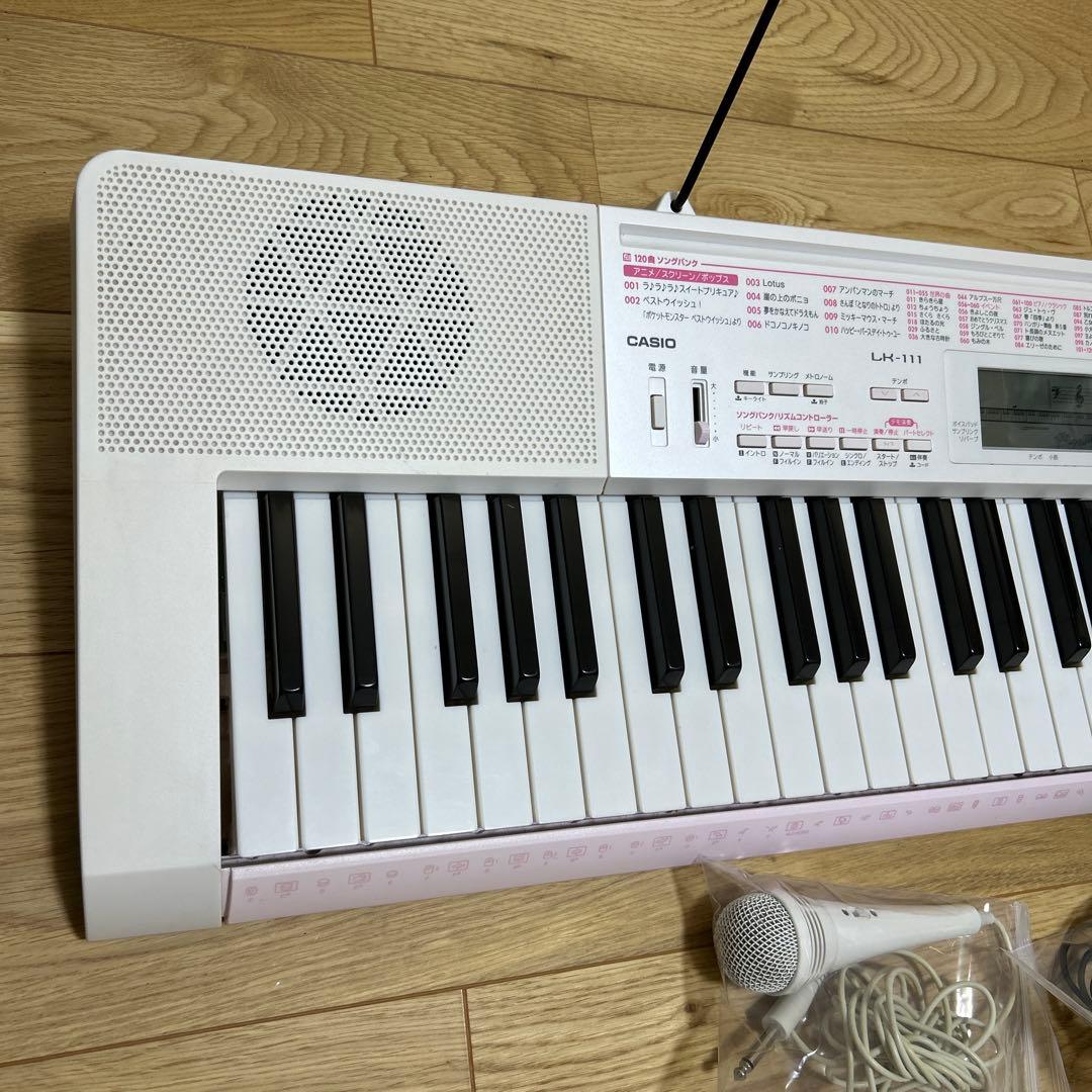 CASIO LK-111 ホワイト 電子キーボード　光ナビゲーション　直接引渡可