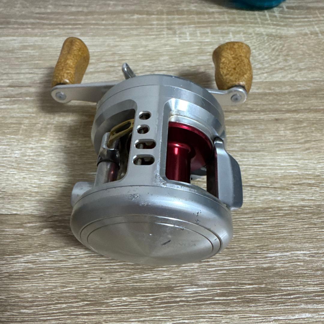 シルバー ベイトリール コルクハンドル レッドスプール