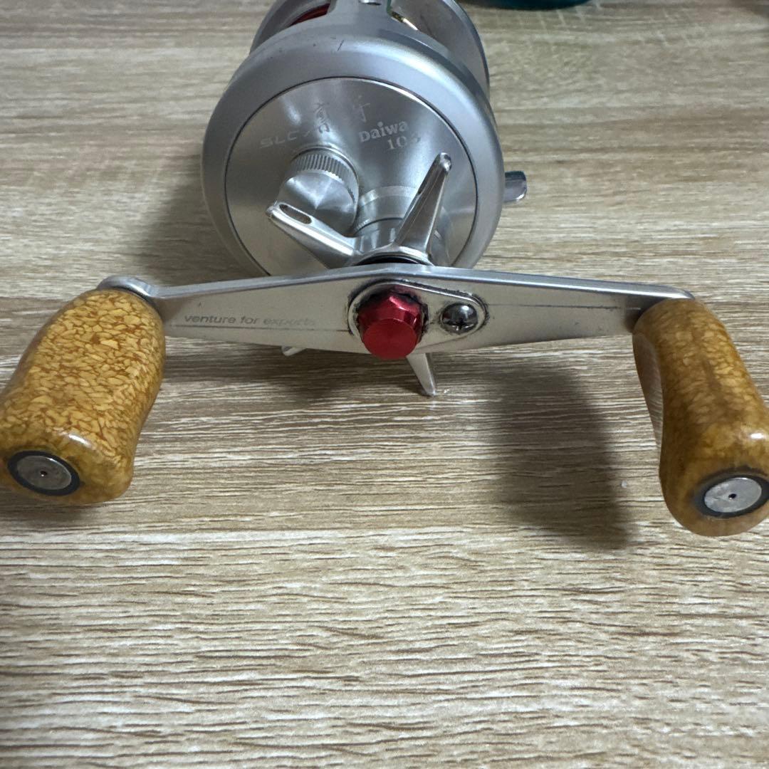 シルバー ベイトリール コルクハンドル レッドスプール