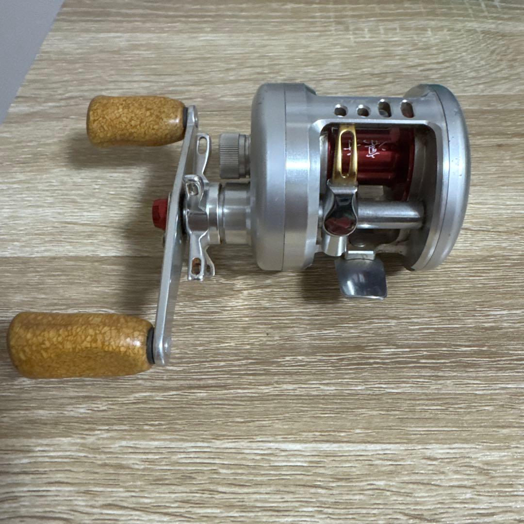 シルバー ベイトリール コルクハンドル レッドスプール