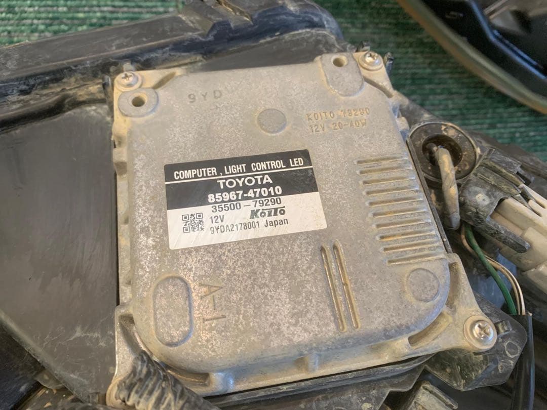 Toyota ZVW30プリウス ペアヘッドライト LED KOITO47-30