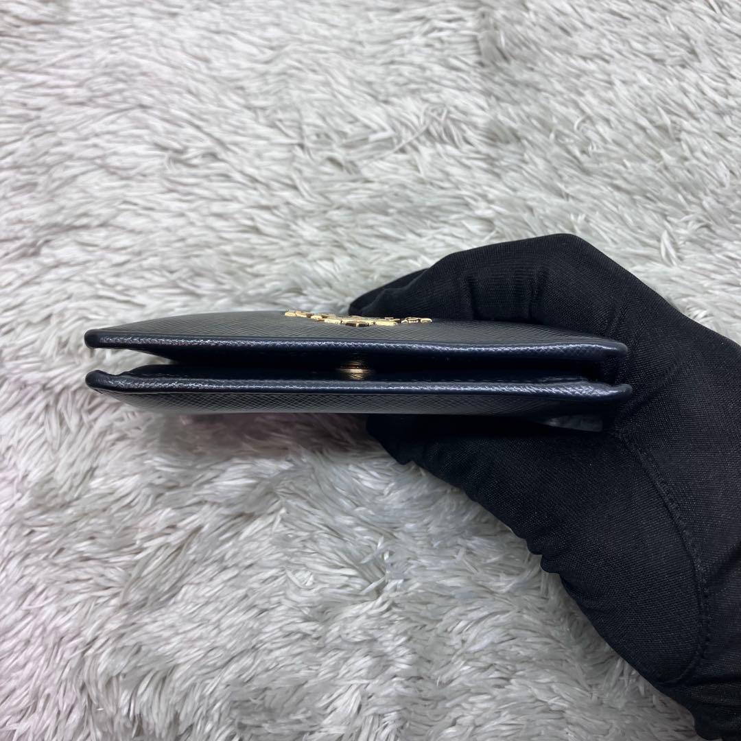 現行美品✨PRADA サフィアーノ メタルロゴ 二つ折り財布 フラップ ブラック
