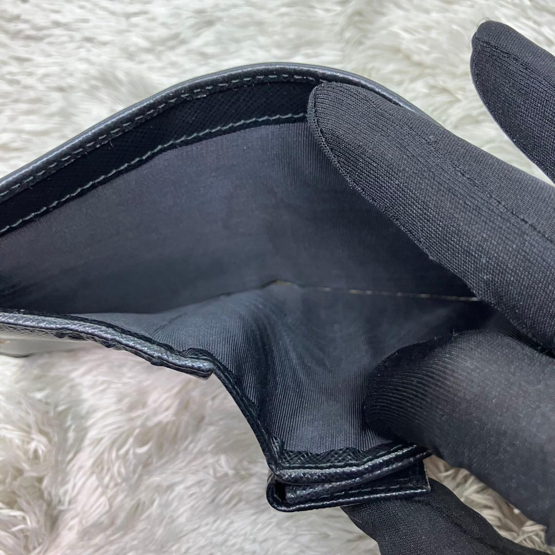 現行美品✨PRADA サフィアーノ メタルロゴ 二つ折り財布 フラップ ブラック