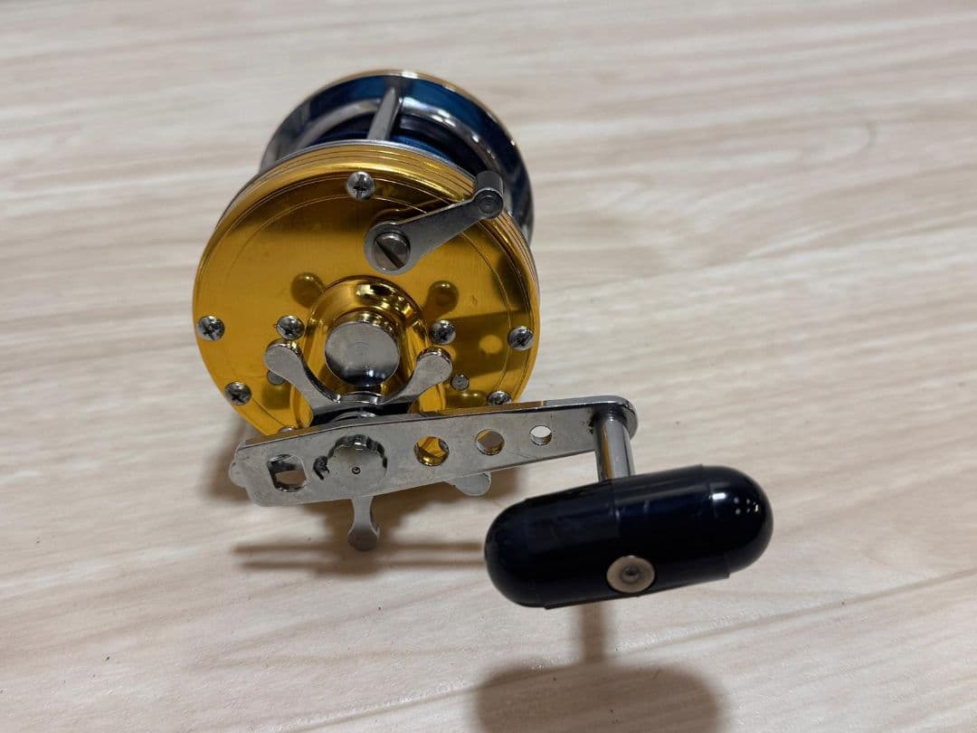 Sealine 両軸リール 300モデル 金色と青色