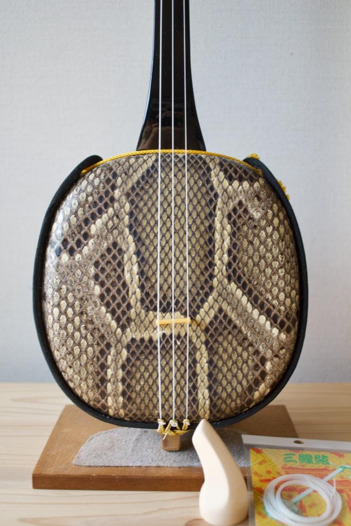 三線　沖縄　本皮強化張り 爪、ソフトケース付　初心者　三味線　送料込み