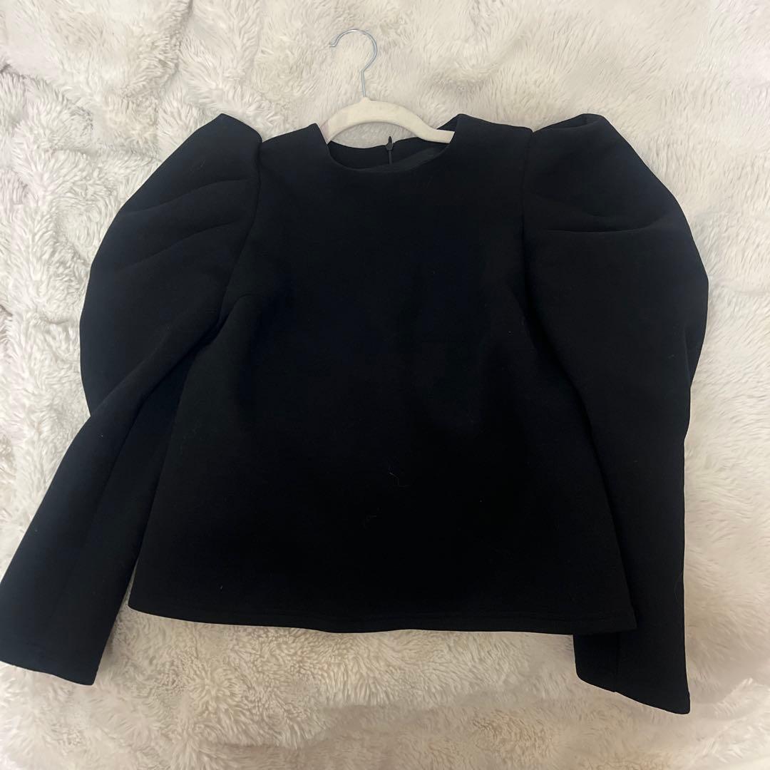 シェリエ　パフスリーブ 黒 長袖 トップス