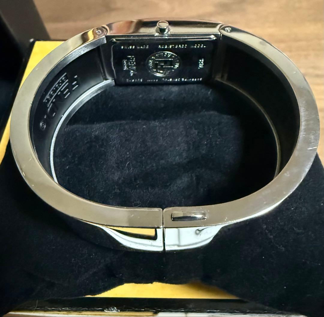 FENDI クォーツバングル腕時計 文字盤シェルホワイト シルバー 未使用可動品