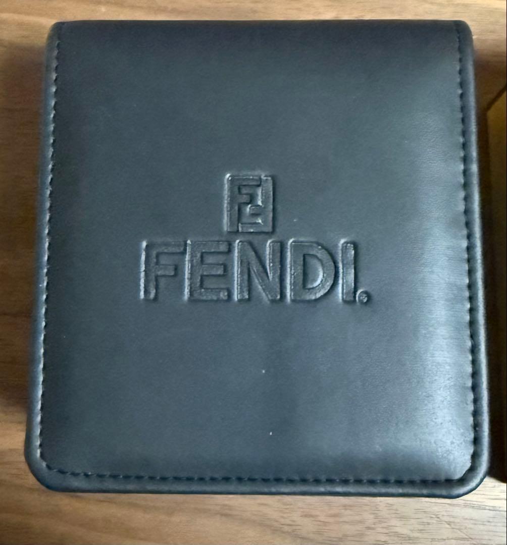 FENDI クォーツバングル腕時計 文字盤シェルホワイト シルバー 未使用可動品
