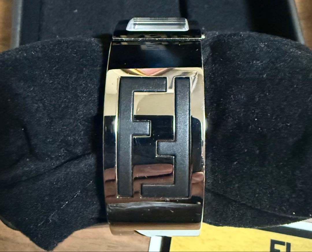 FENDI クォーツバングル腕時計 文字盤シェルホワイト シルバー 未使用可動品