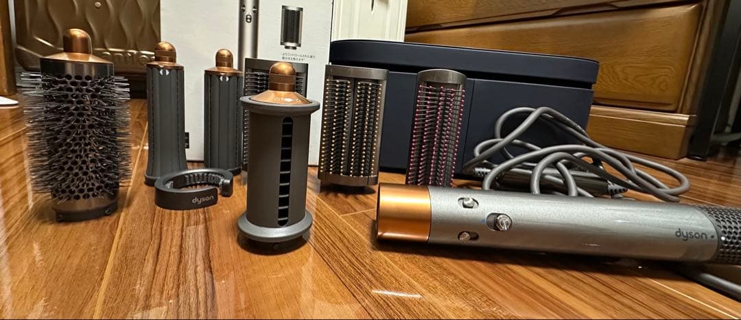 Dyson ヘアドライヤー　美品 アタッチメントおまけ付き