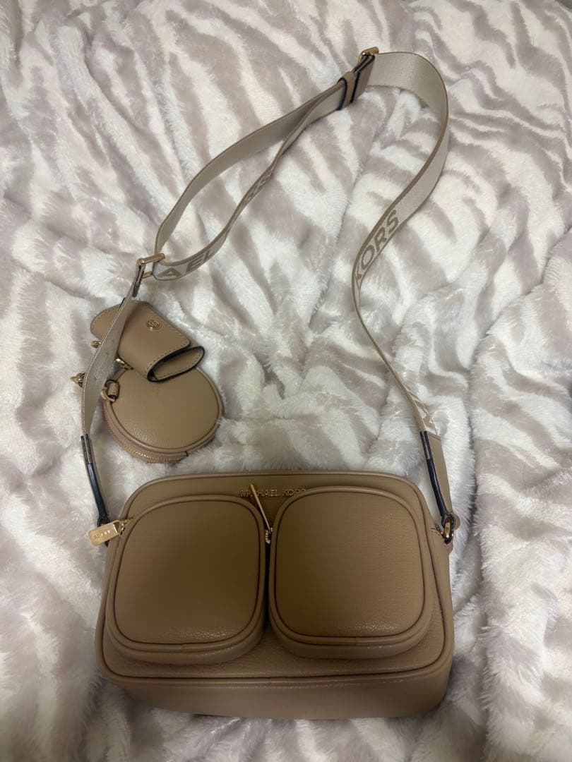 JET SET ITEM クロスボディ ウィズ テックアタッチ ミディアム