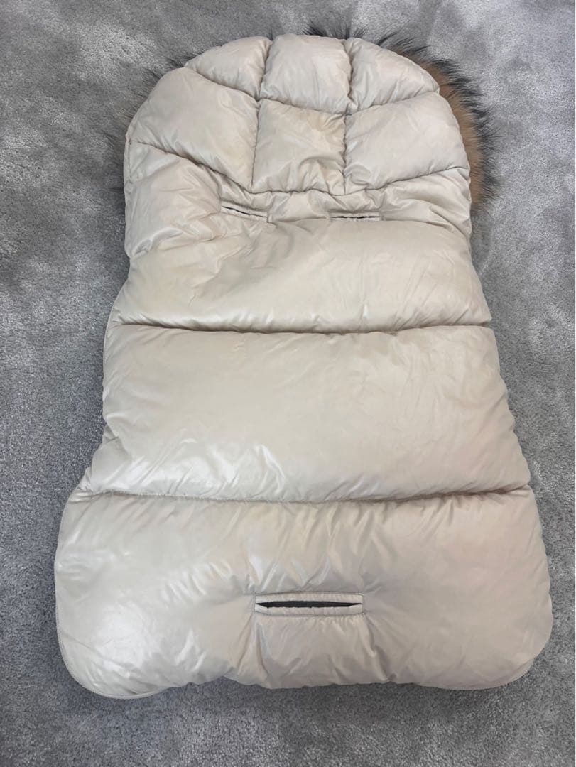 MONCLER ファー付きアイボリー　ダウン　おくるみ