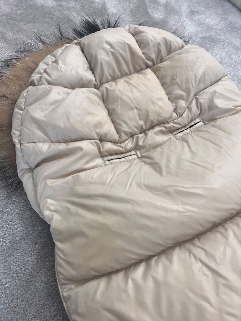 MONCLER ファー付きアイボリー　ダウン　おくるみ