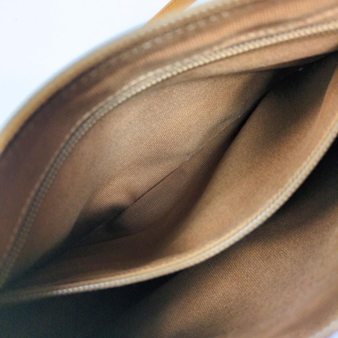 イルビゾンテ ショルダーバッグ キャメル ハーフムーン 三日月 シボ