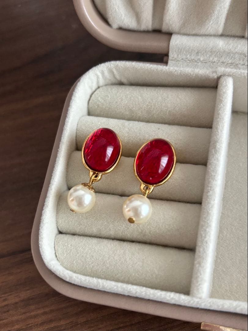 セシルエジャンヌ　ヴィンテージガラスピアス　ルージュ