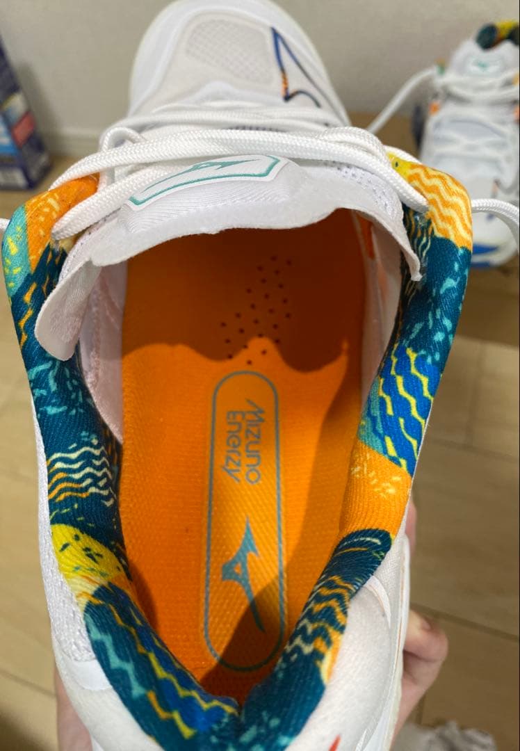 【新品未使用】ミズノ バレーボールシューズ ウエーブライトニングZ8 27cm