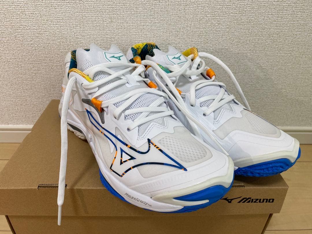 【新品未使用】ミズノ バレーボールシューズ ウエーブライトニングZ8 27cm