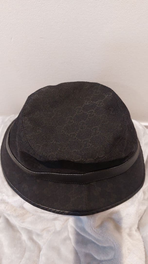 GUCCI　バケットハット　ブラック　ＧＧロゴ　M(58センチ)