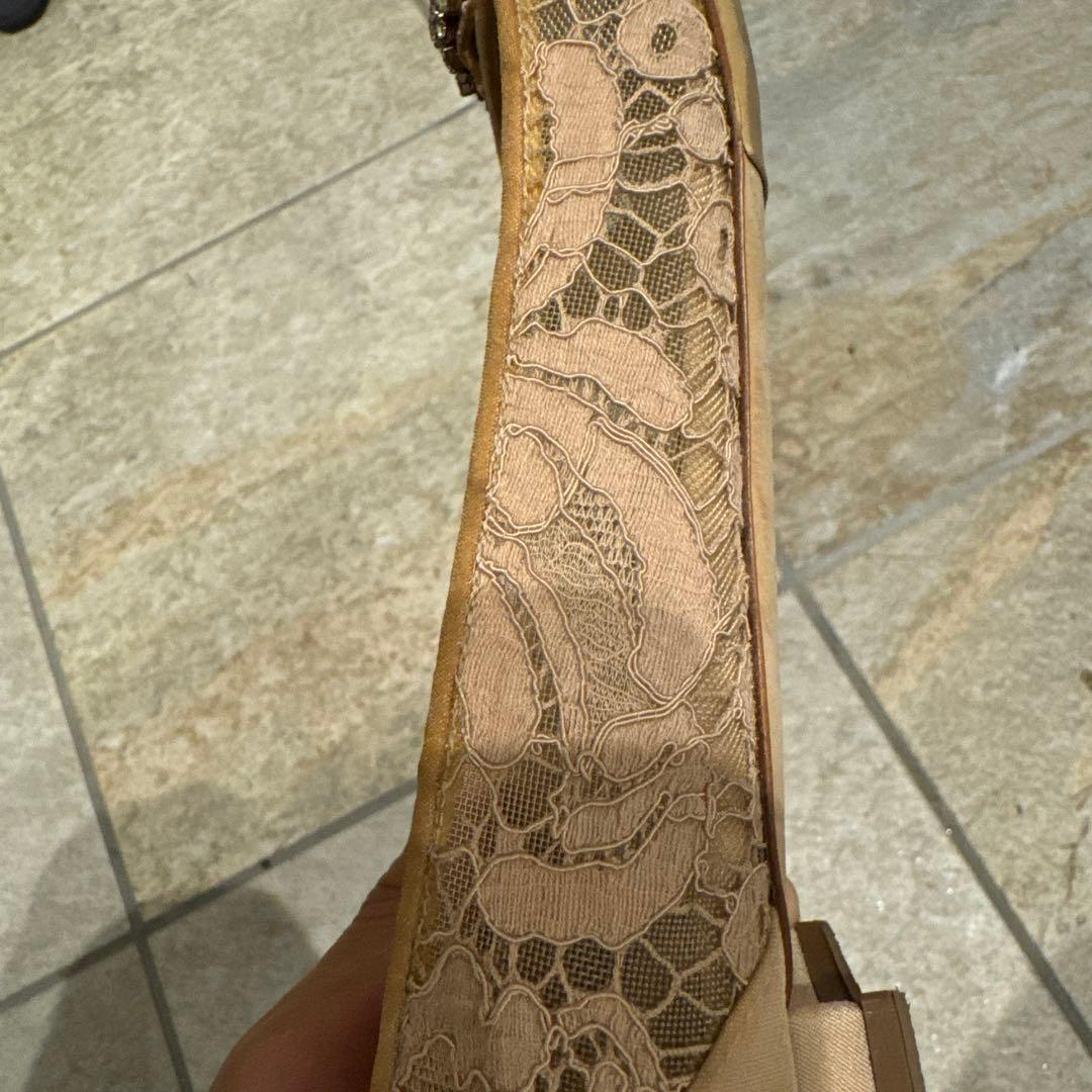 マノロブラニク ハンギシ フラット レース