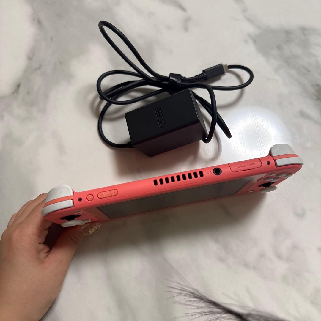 る 　Nintendo Switch Lite ピンク 充電器付き