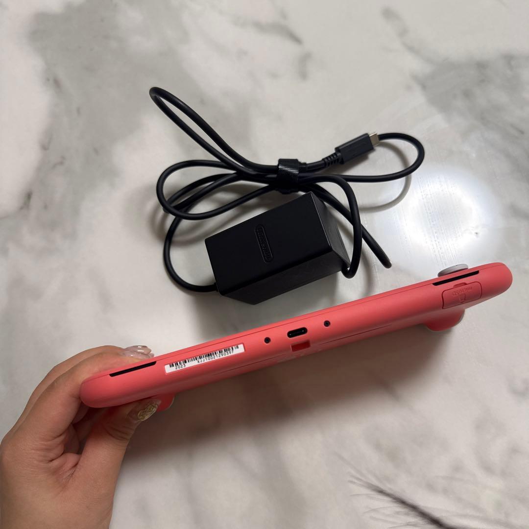 る 　Nintendo Switch Lite ピンク 充電器付き