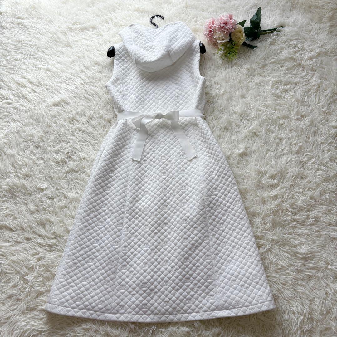 【美品】23年 リボン　カメリアダブルジップ　フード付きキルティングワンピース