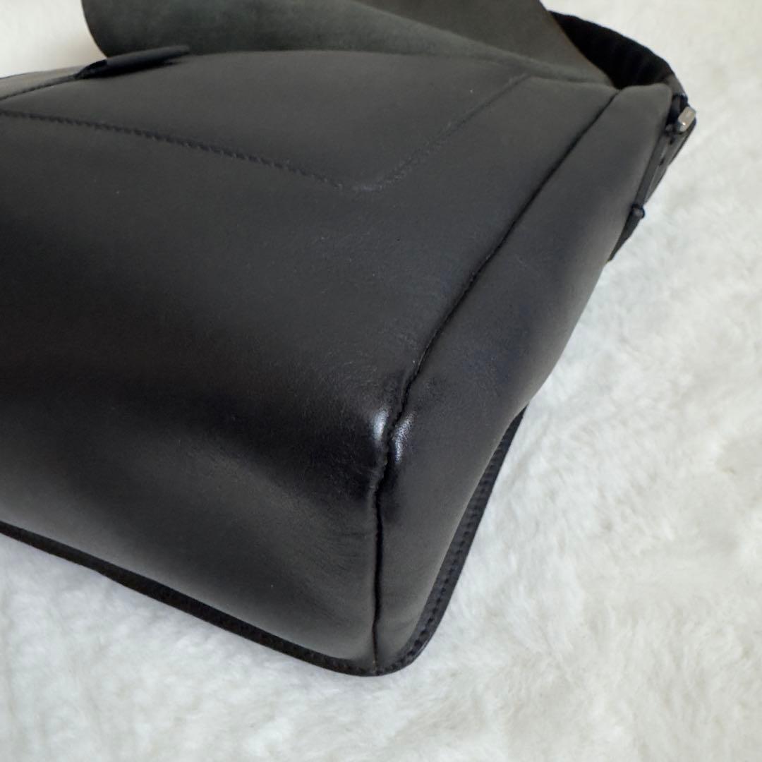 美品　プラダ　レザー　ショルダーバッグ　ブラック　ギャランティーカード付属