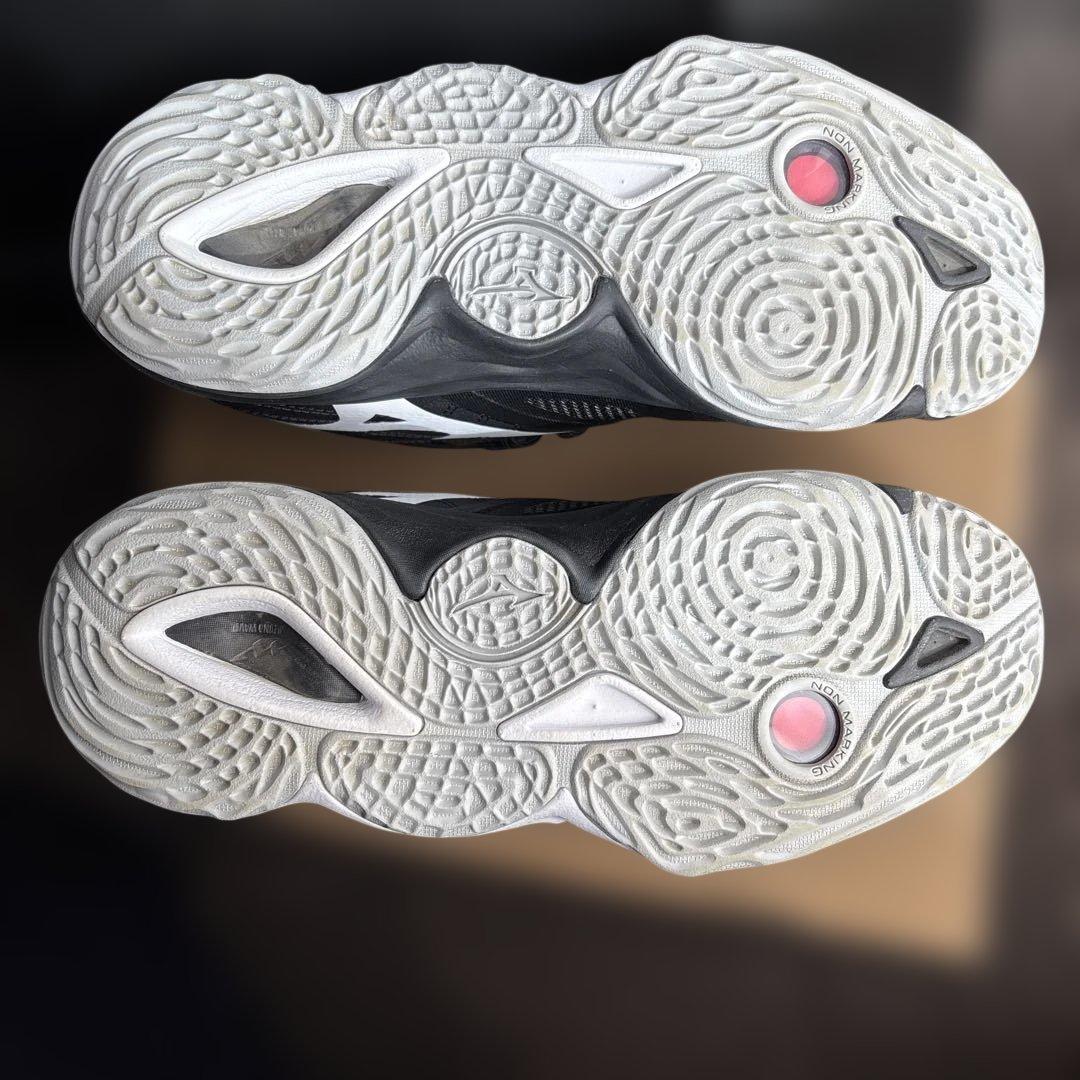 MIZUNO バレーボールシューズ　モーメンタルエリート　24cm