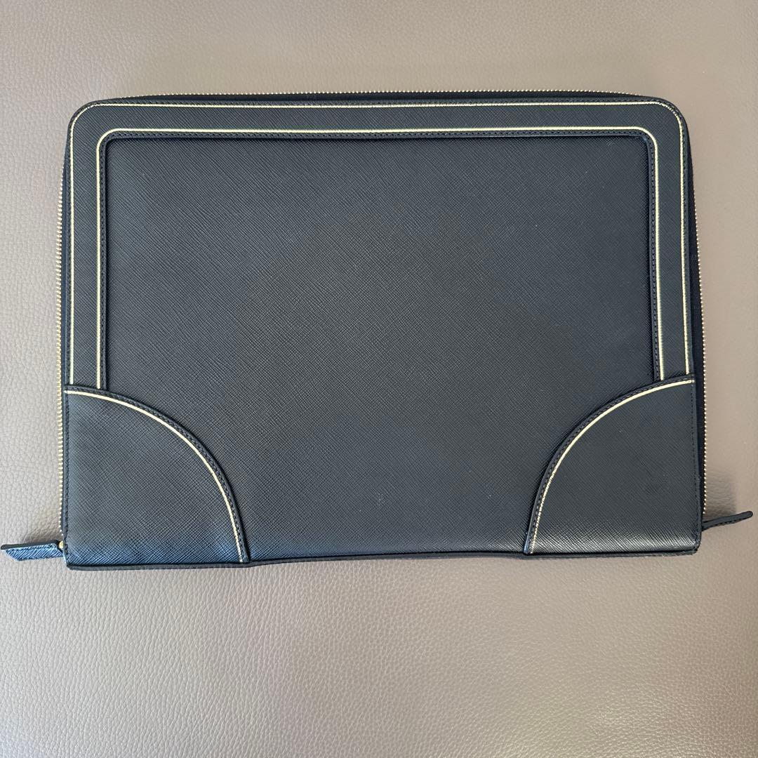 最終値引げ！Prada ドキュメントケース