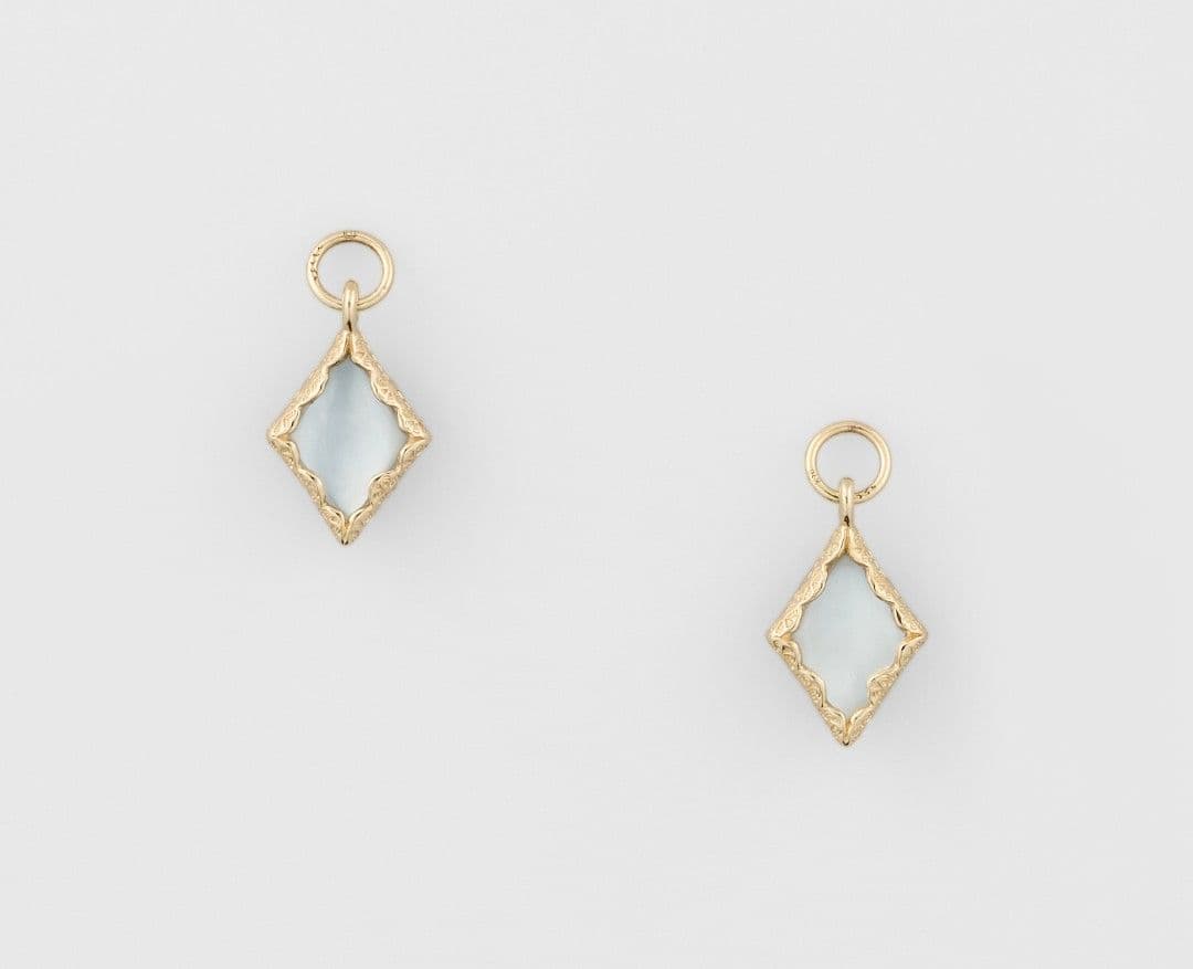 [未使用．美品] agete（ひし形のチャームのみ）箱1付き＋ショッパー付き