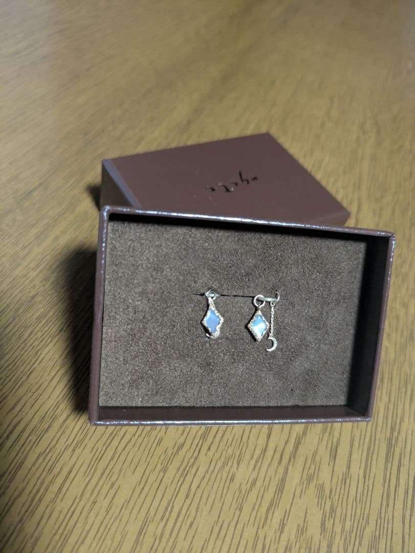 [未使用．美品] agete（ひし形のチャームのみ）箱1付き＋ショッパー付き