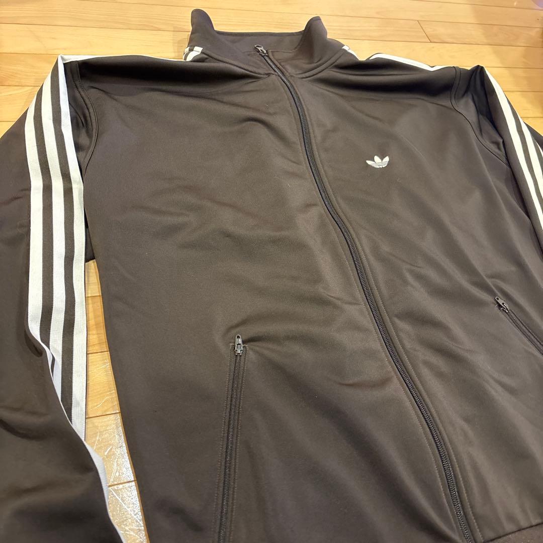 adidas ジェンダーニュートラル　トラックジャケット ブラウン