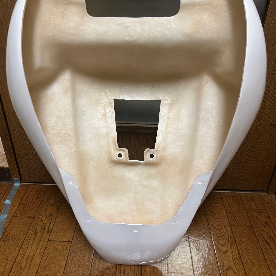 FRP製 NS-1 シートカウル 流線型デザイン 取り付け穴あり　ひび割れあり。