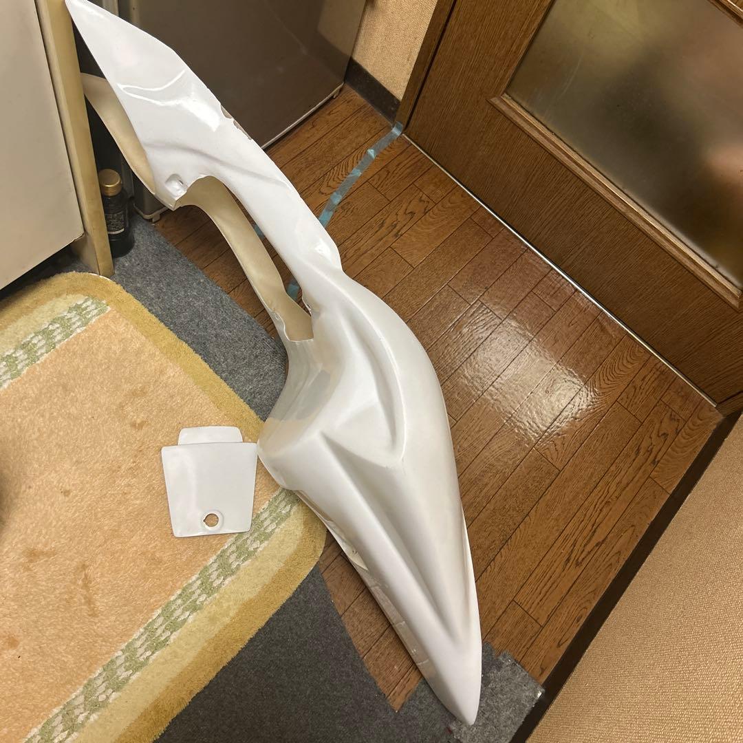 FRP製 NS-1 シートカウル 流線型デザイン 取り付け穴あり　ひび割れあり。