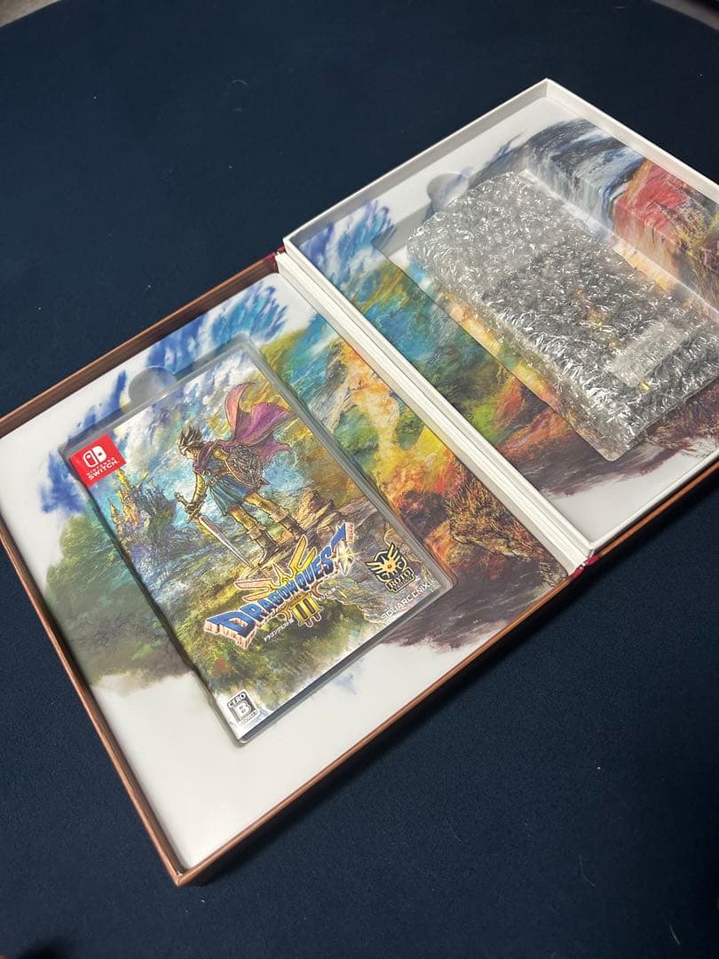 ドラゴンクエストⅢ ブック型収納ケース&ロトのピンバッジ付き