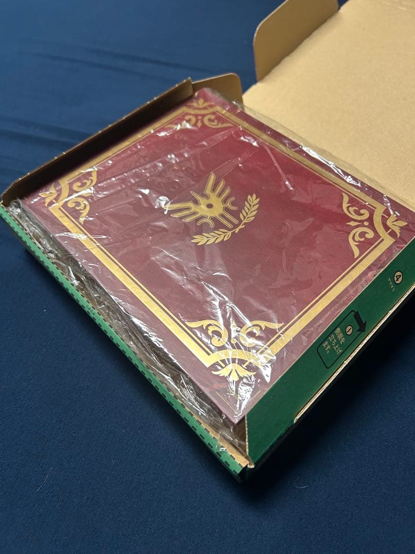 ドラゴンクエストⅢ ブック型収納ケース&ロトのピンバッジ付き