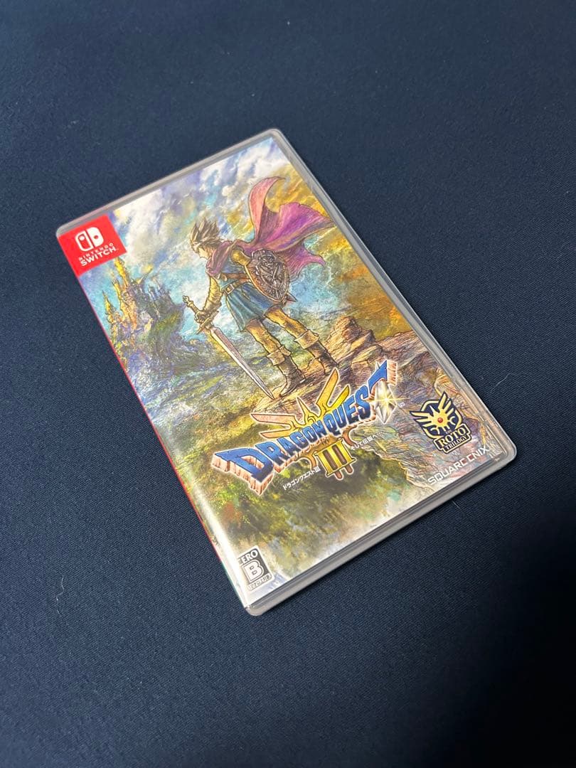 ドラゴンクエストⅢ ブック型収納ケース&ロトのピンバッジ付き