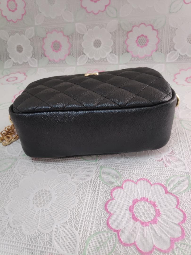 キルティング　ショルダーバッグ　チャーム付き