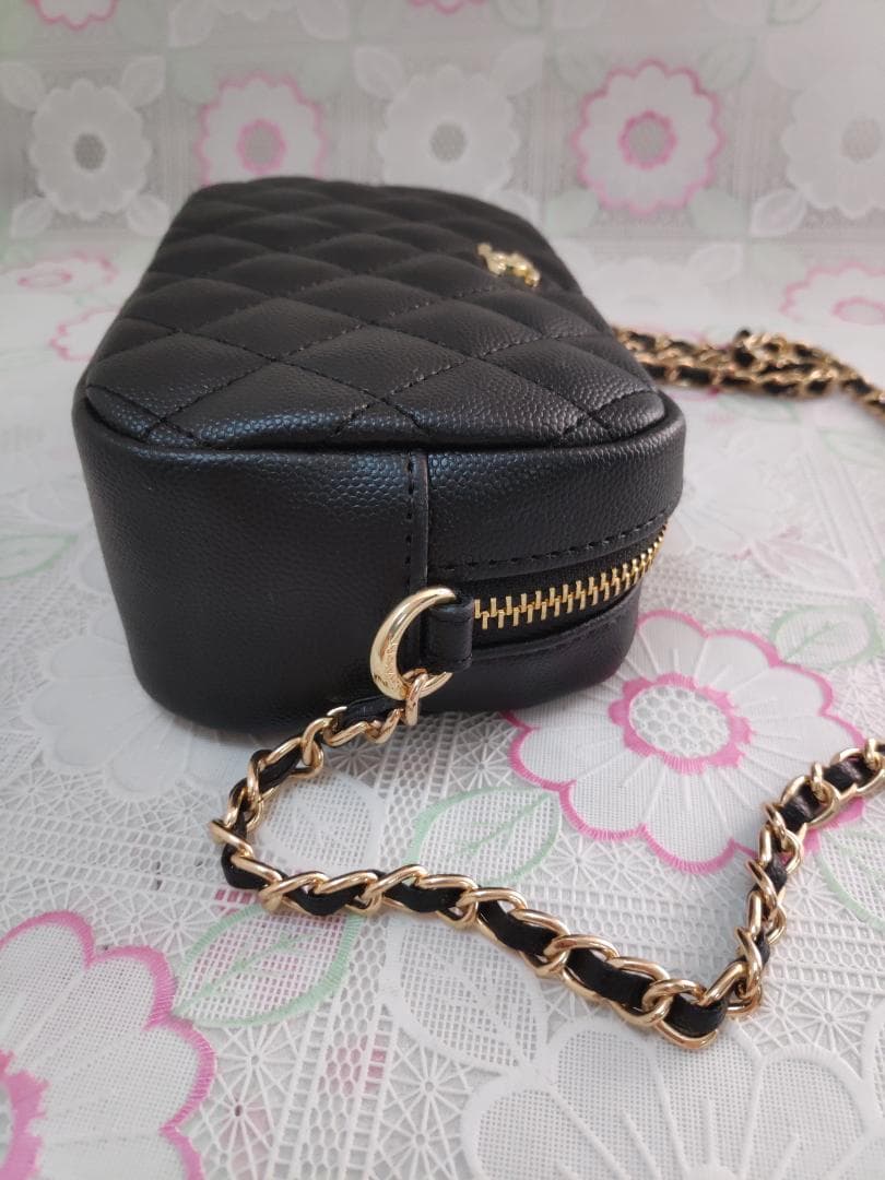 キルティング　ショルダーバッグ　チャーム付き