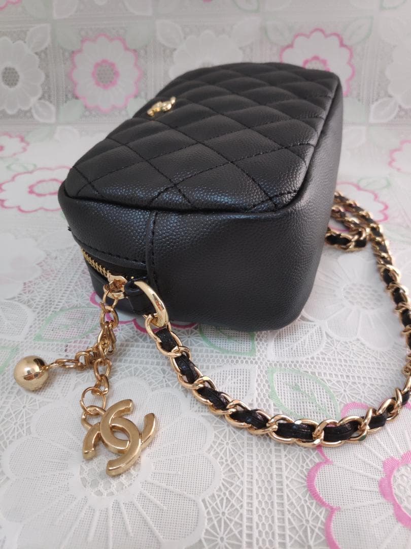 キルティング　ショルダーバッグ　チャーム付き