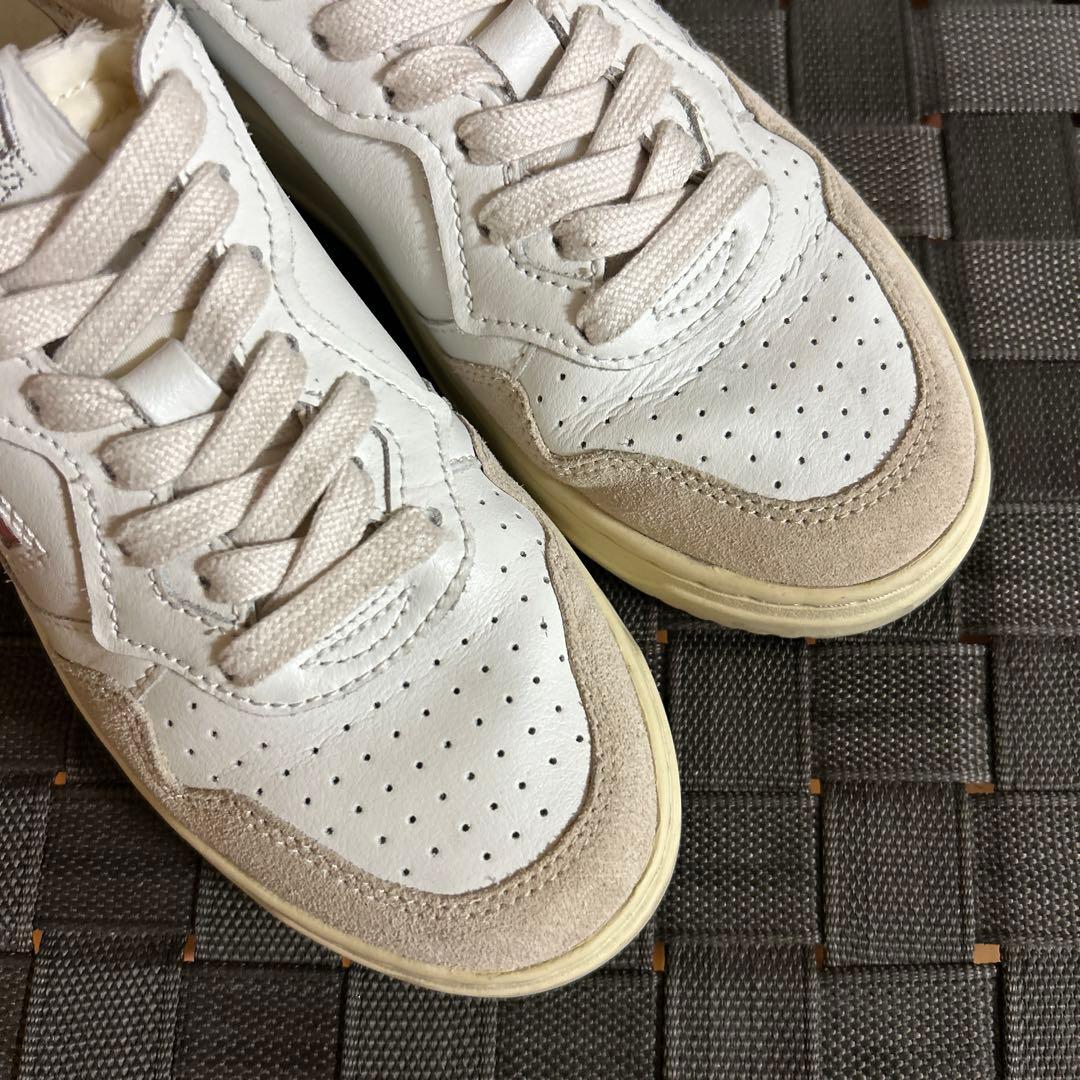 AUTRY MEDALIST LOW ホワイト×ベージュ