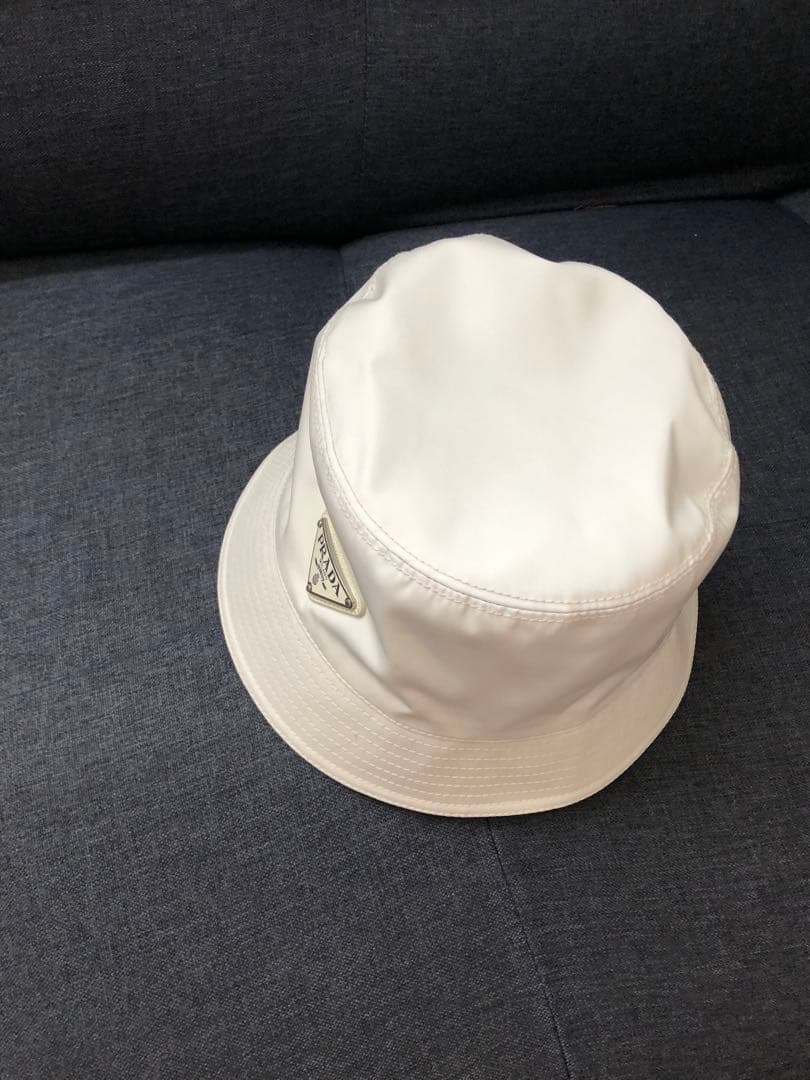 PRADA バケットハット ホワイト 白 トライアングルロゴ プレート